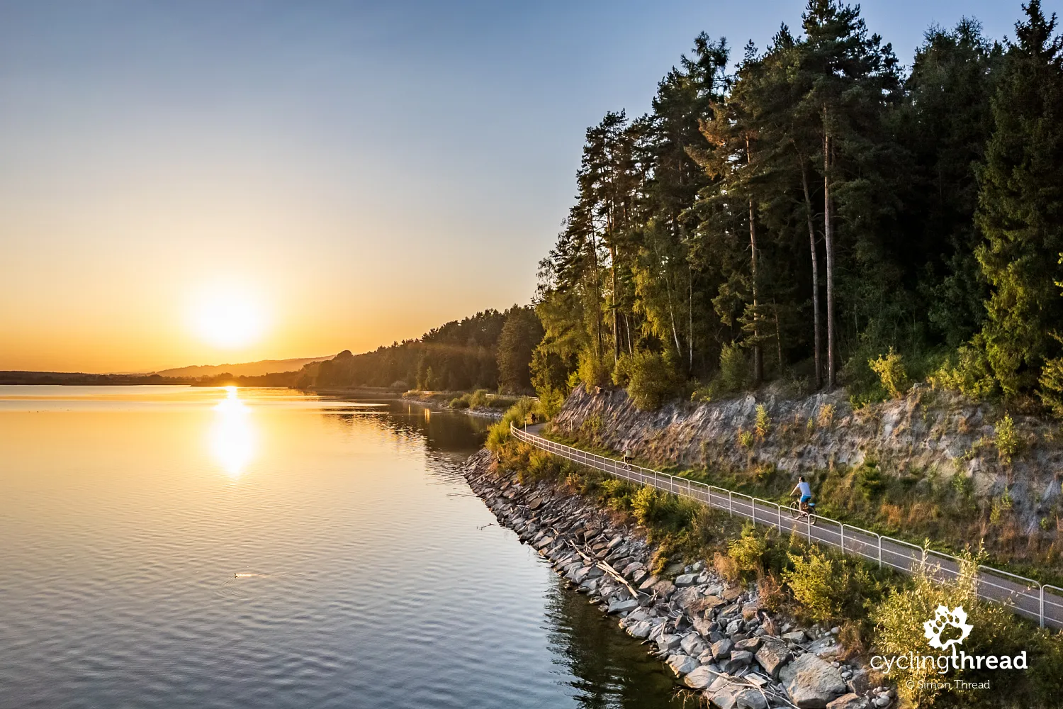 Cycle route along Lake Czorsztyn