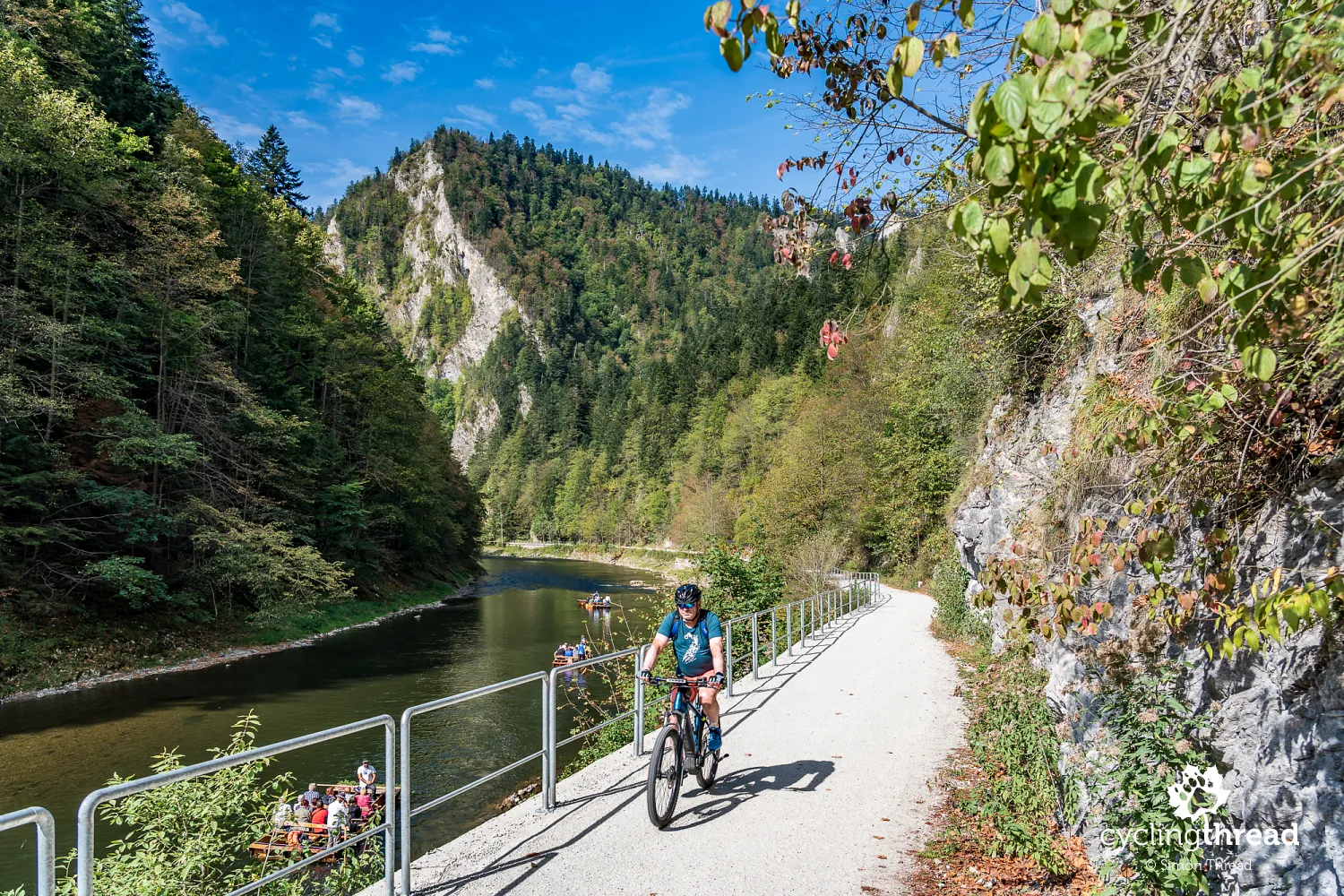 The cycle route through the Dunajec Gorge in the Pieniny Mountains