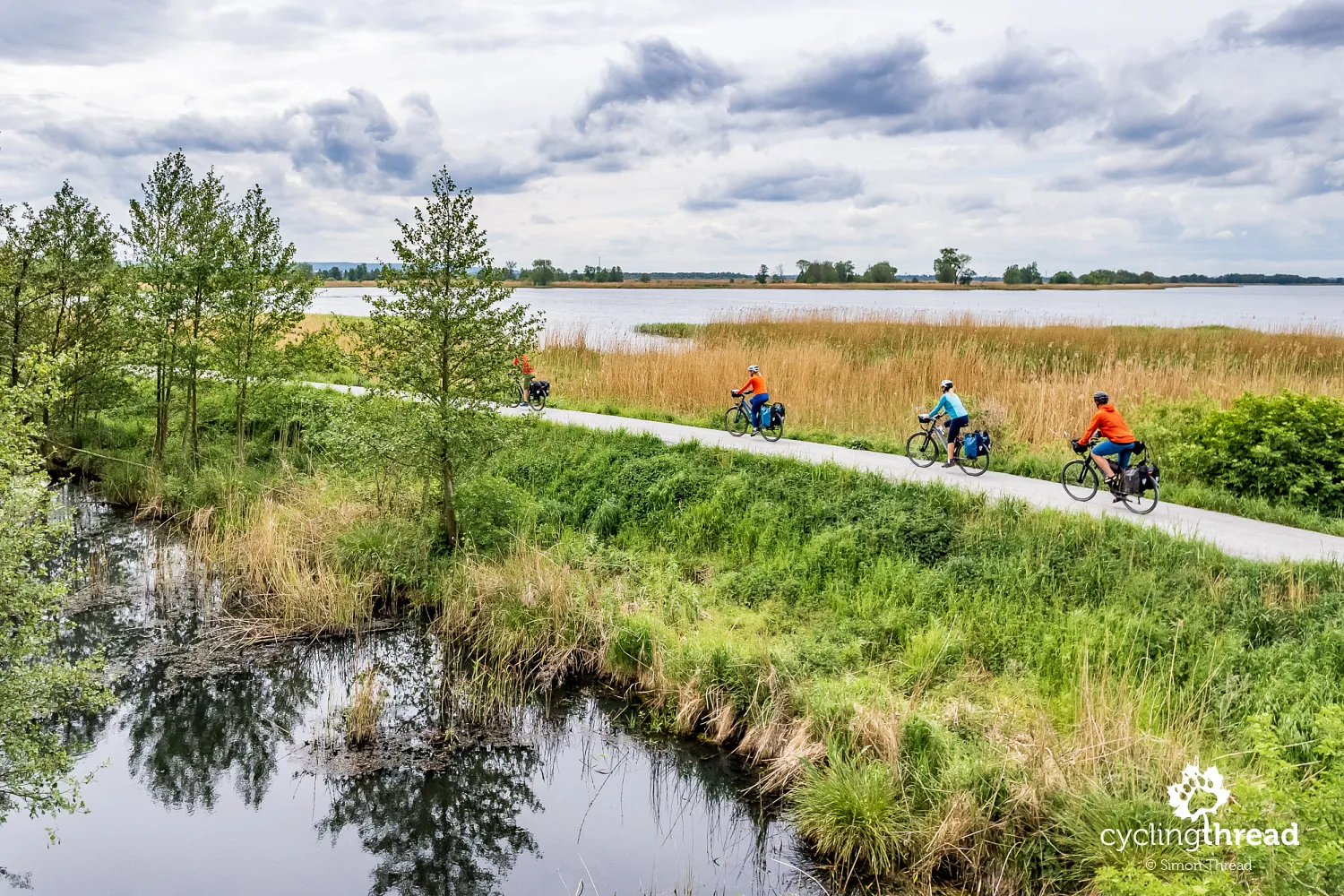 Cycling route along Lake Dąbie