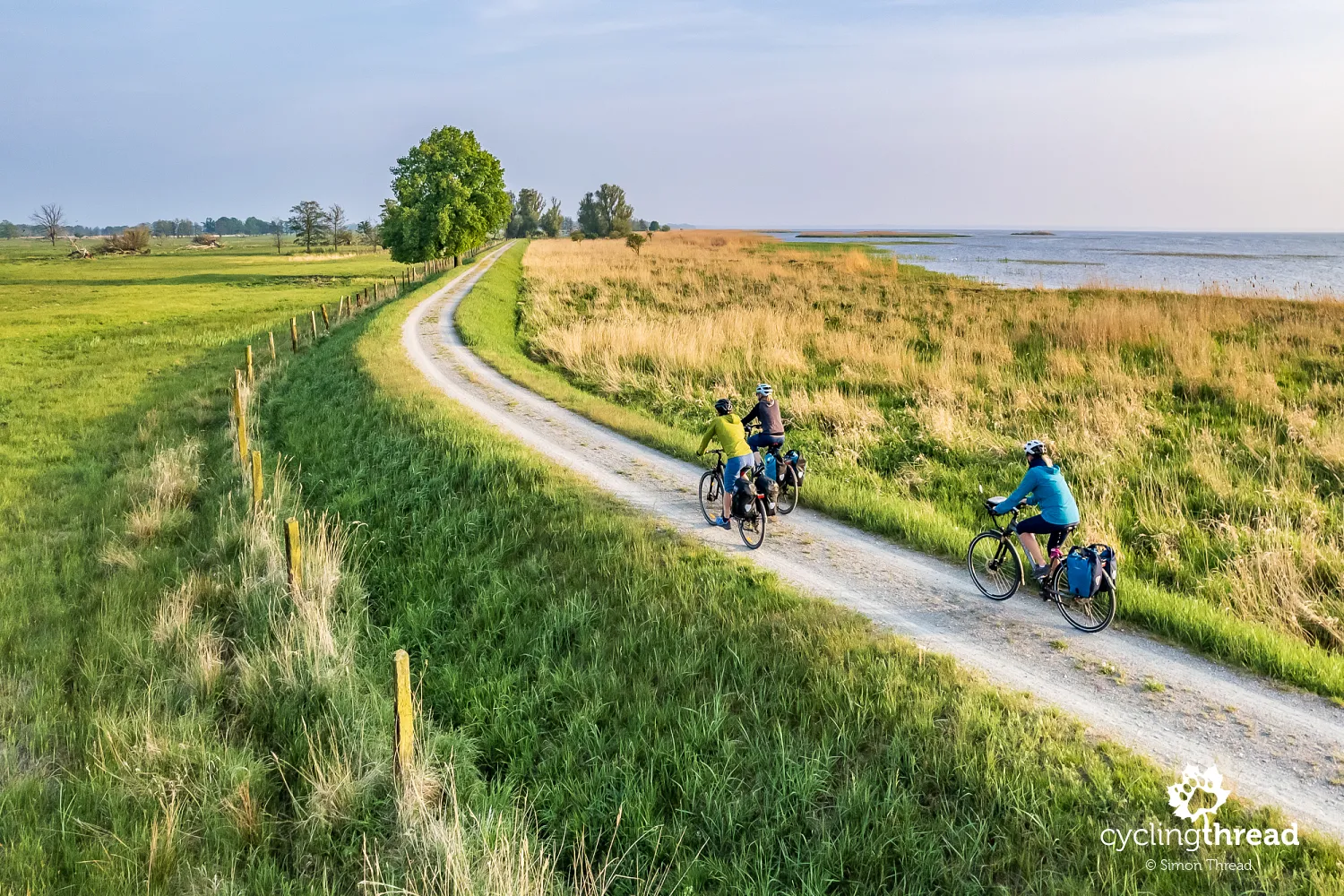 Cycling route on the flood embankment of Szczecin Lagoon