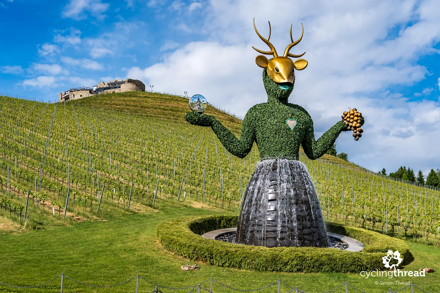 A monumental sculpture in the Taggenbrunn vineyard
