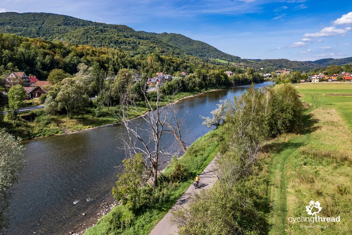 A quiet local road along the Dunajec