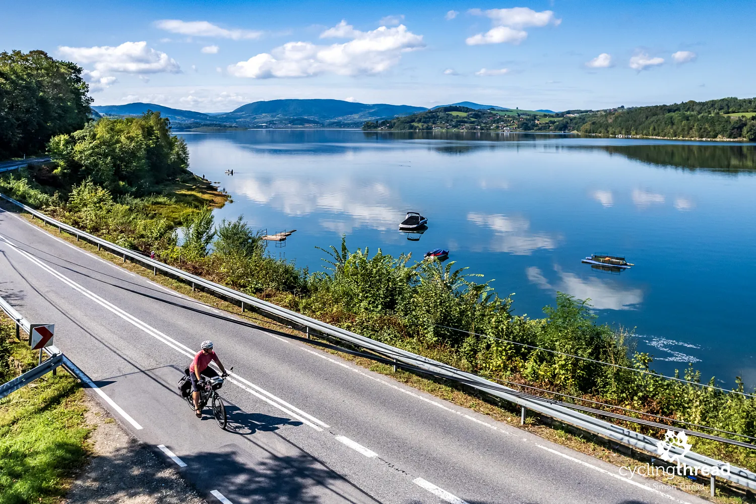 Road section along Lake Rożnów