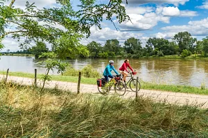 Cycling ladies on&nbsp;the&nbsp;Loire route