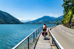 The&nbsp;cycling path by&nbsp;Lake Lucerne